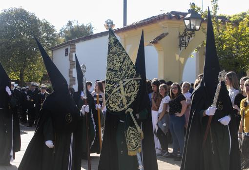 Nazarenos de la cofradía, con el estandarte corporativo