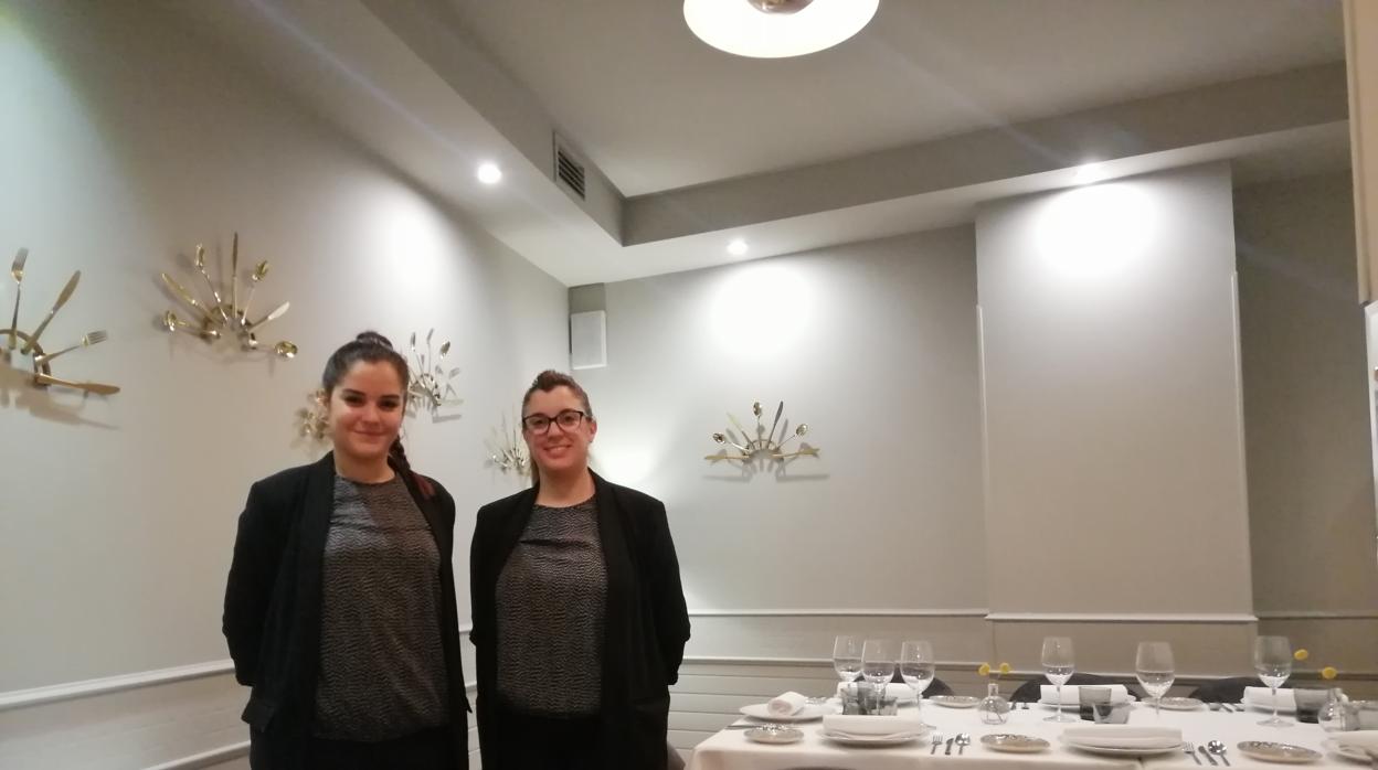 De izquierda a derecha, Blanca Wenceslá y Anabel Castro, personal de sala del restaurante Dama Juana