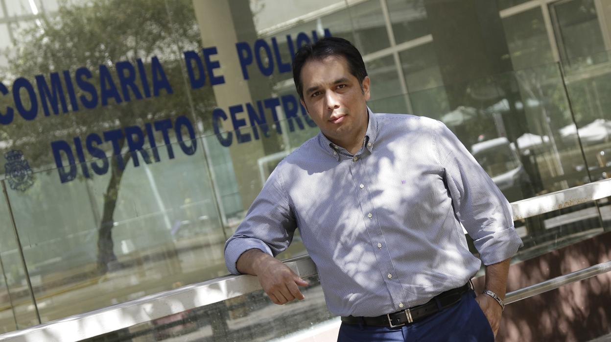 Roberto Macías posa para ABC frente a una comisaría de Policía de Sevilla