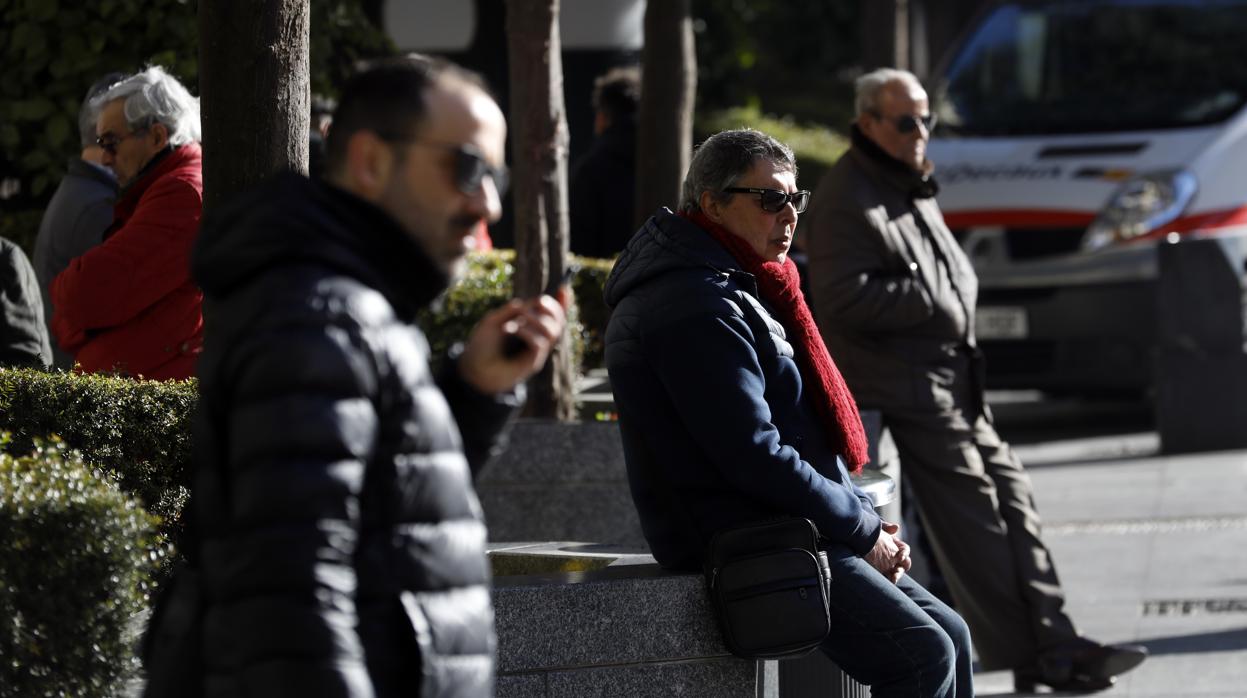 Un grupo de personas al sol de invierno en Córdoba