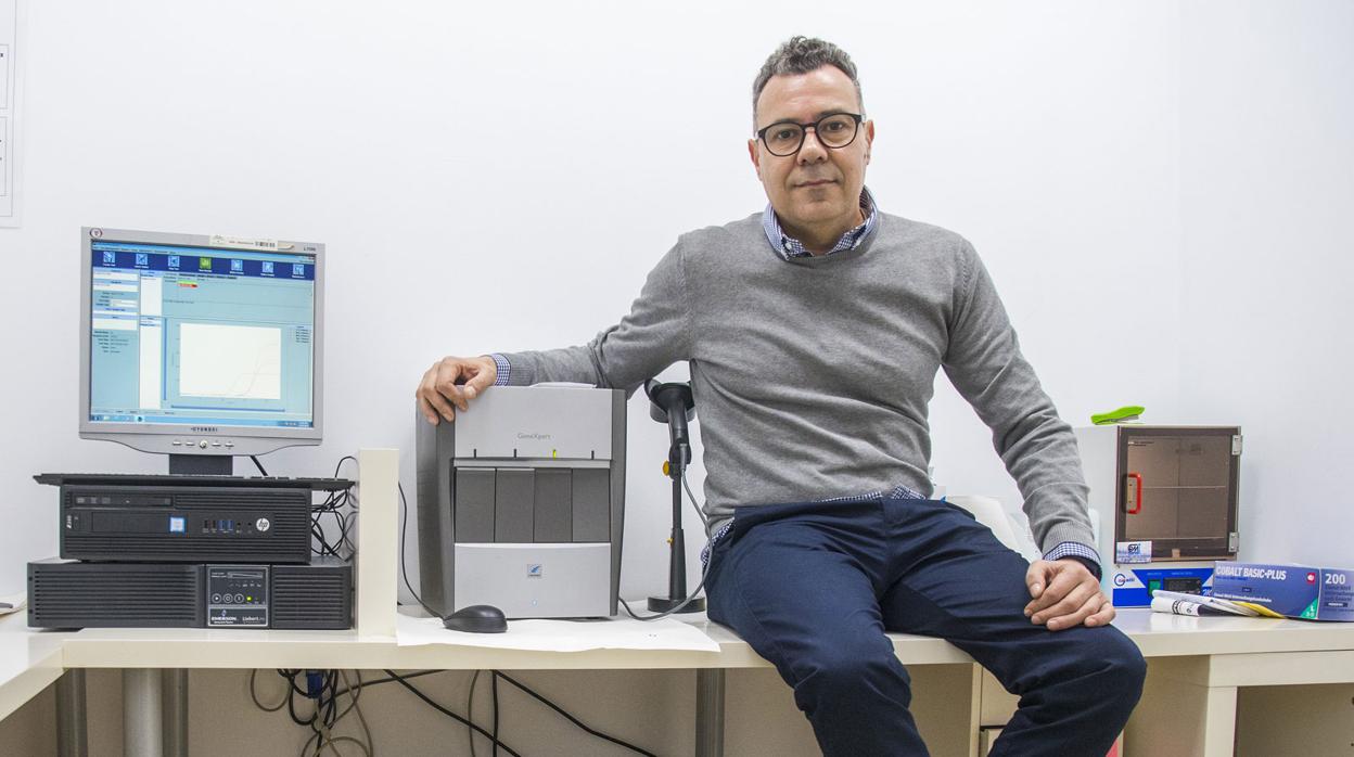 Jesús García Carrillo junto a la máquina de análisis de ITS de Adhara Checkpoint Sevilla