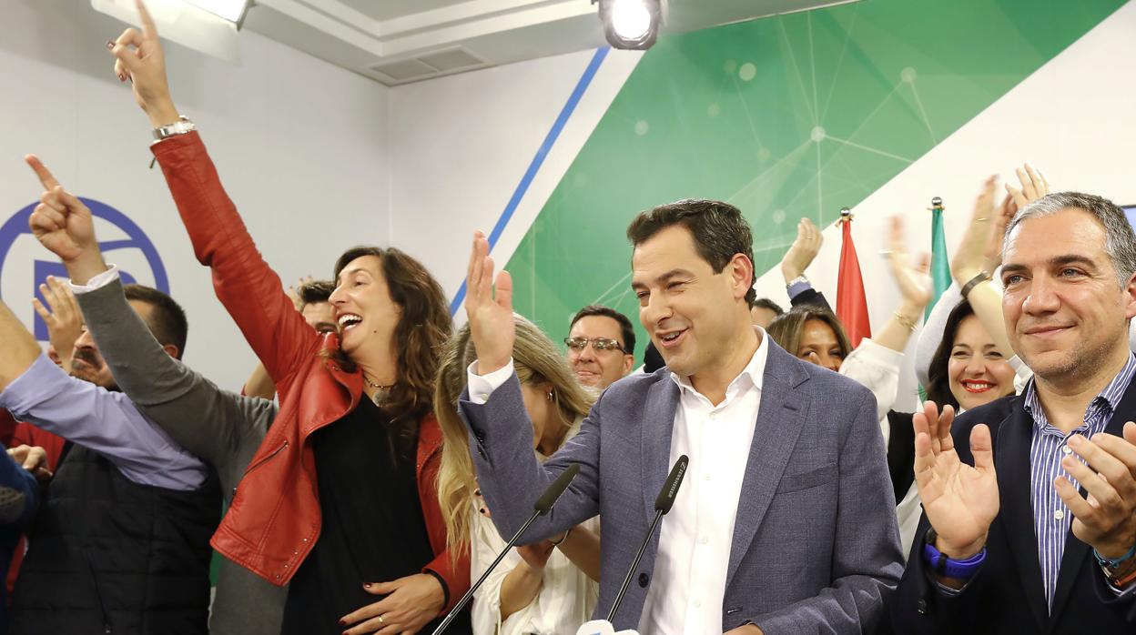 Juanma Moreno, franqueado por Loles López y Elías Bendodo