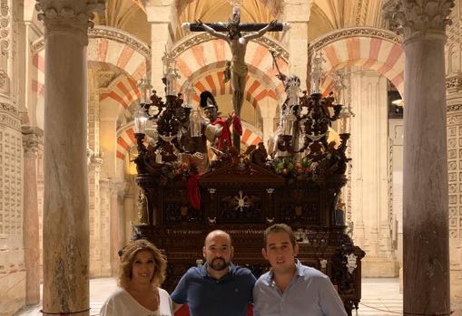José Manuel Moreno, en el centro, ante el paso del Cristo de la Agonía