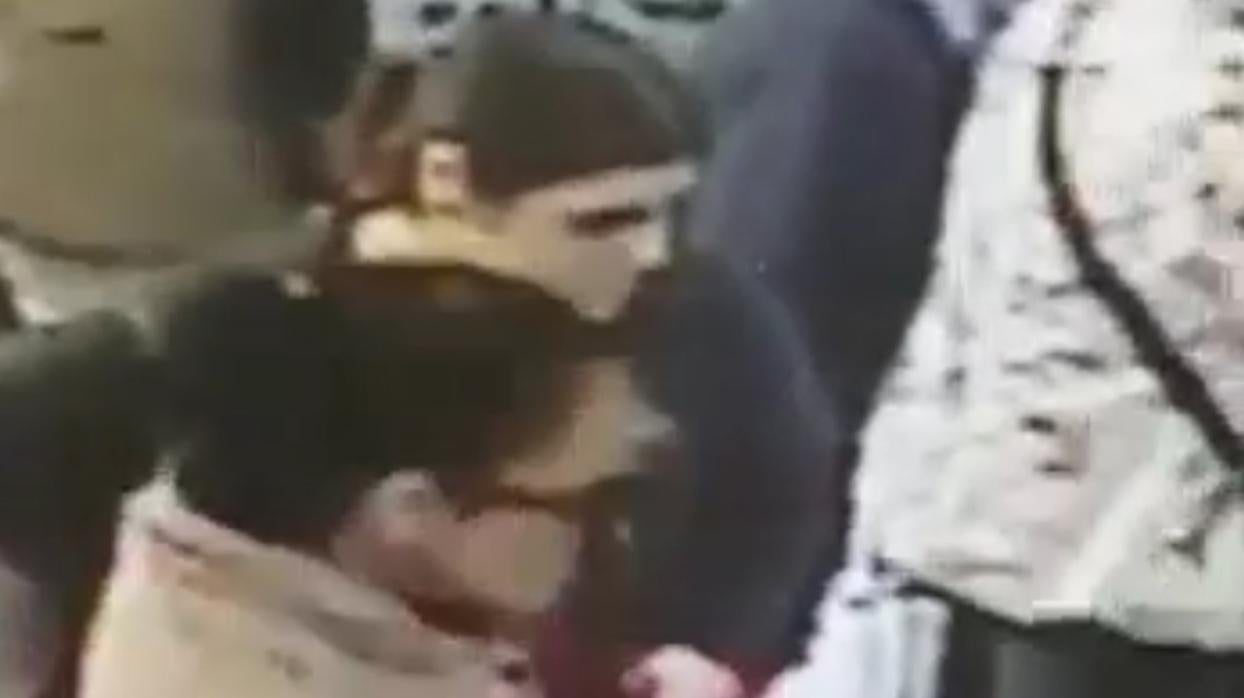 En primer plano, la mujer que ha sido detenida y junto a ella, su cómplice, en una captura del video