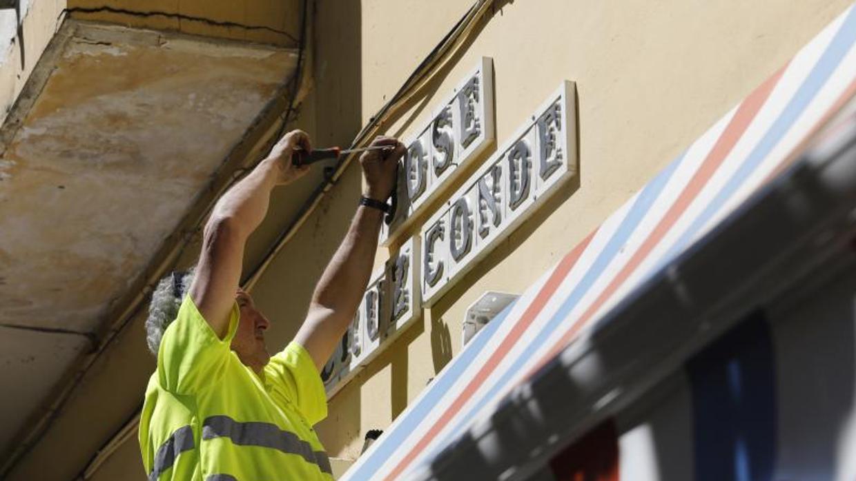 Retirada del nombre de José Cruz Conde de la céntrica calle que se ha conocido así durante décadas