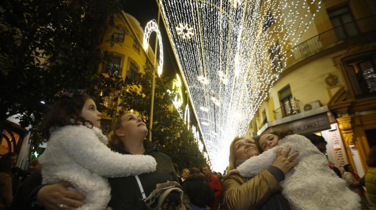 Una familia contempla el alumbrado de Cruz Conde