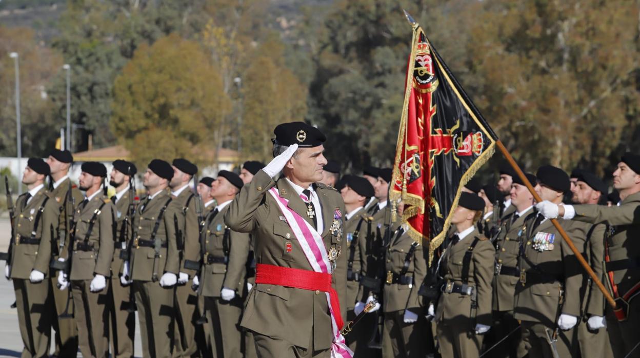 El general Aroldo Lázaro pasa revista en la mañana del Día de la Inmaculada a las tropas de la Brigada