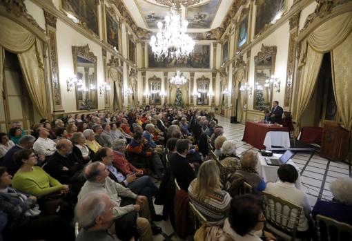 Público asistente a la conferencia en el Salón Liceo del Real Círculo de la Amistad