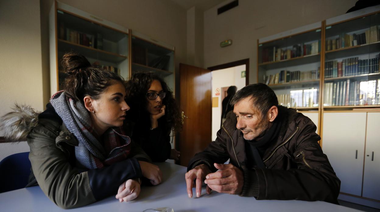 Dos voluntarias atienden a una persona en la casa Madre del Redentor, de Cáritas Diocesana de Córdoba
