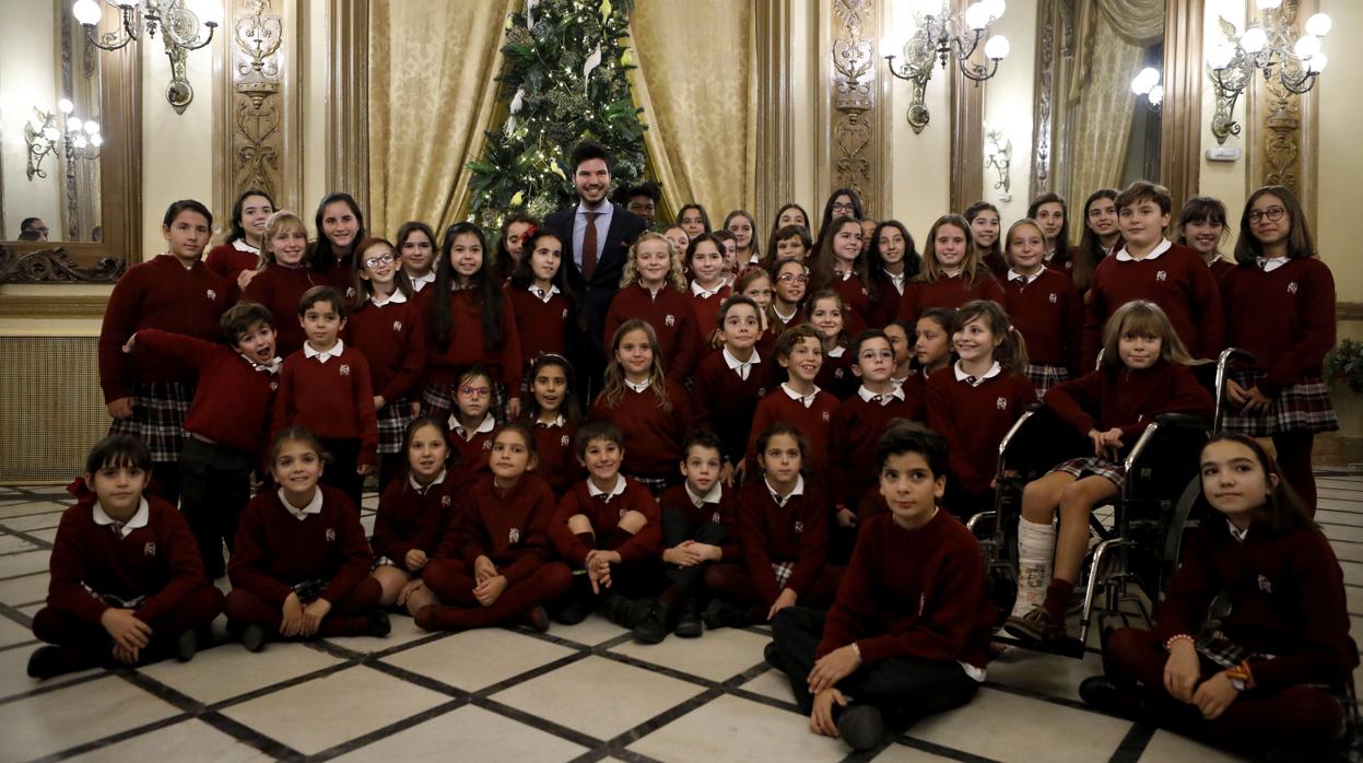 Montalvo. este martes, con los niños de Santos Mártires