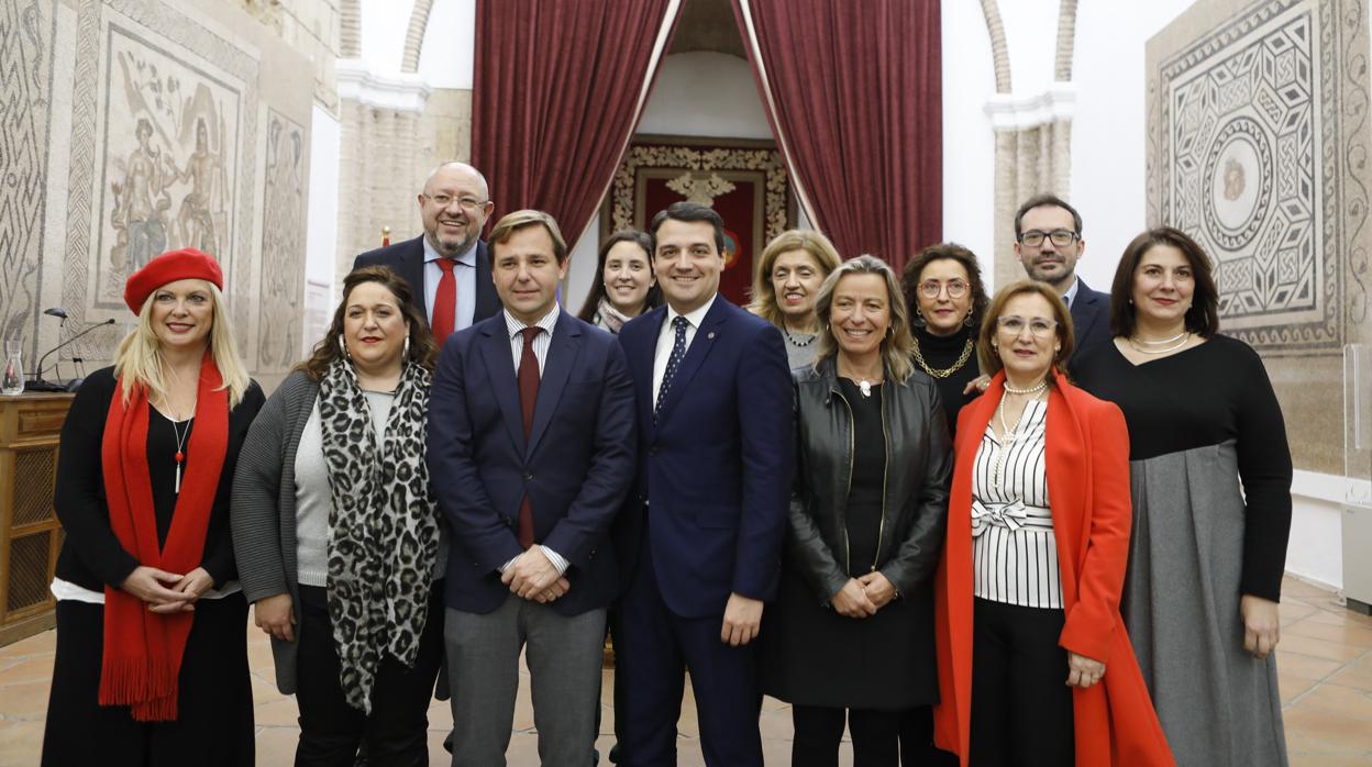 El alcalde junto a representantes de otras instituciones en el Alcázar de los Reyes Cristianos