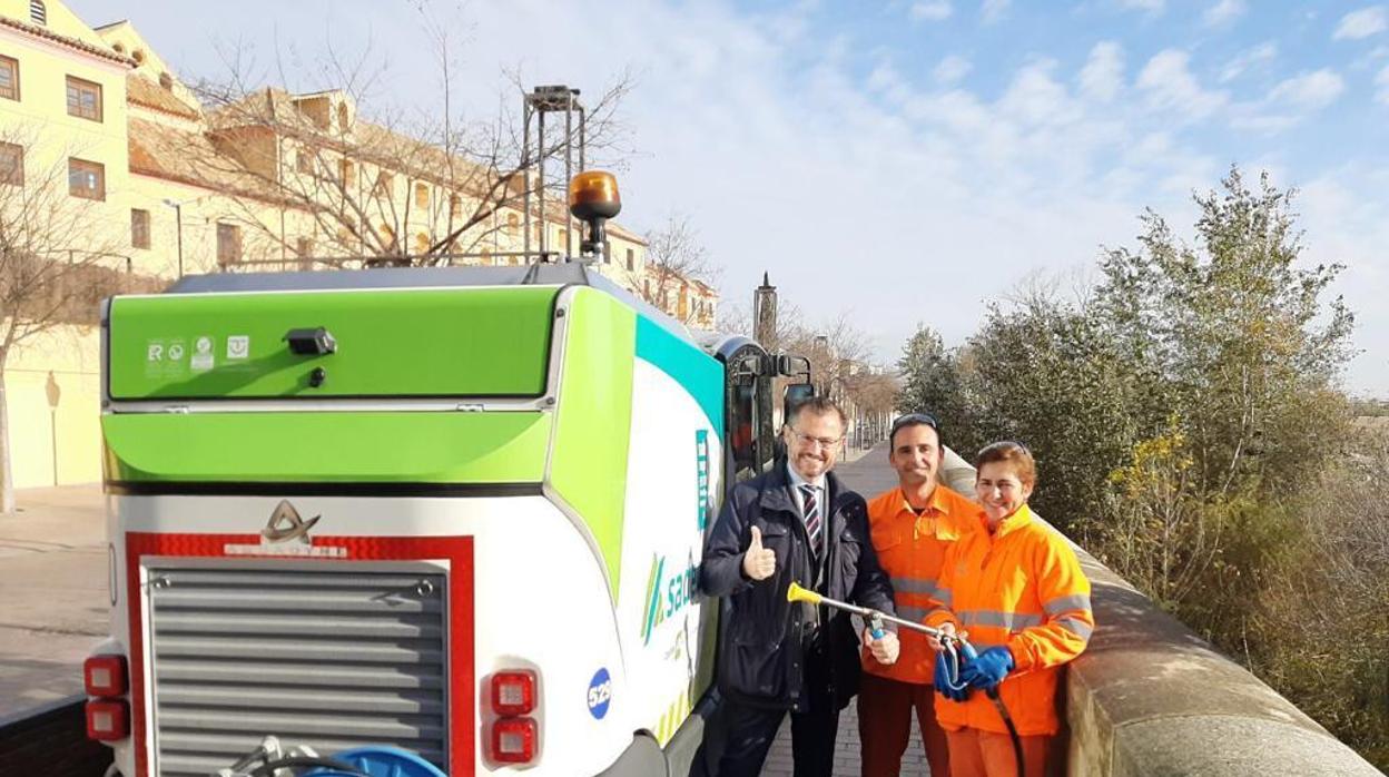 El responsable de Sadeco, David Dorado, junto a trabajadores de limpieza en la Ribera