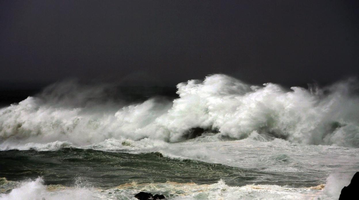 Una ola rompe contra la costa