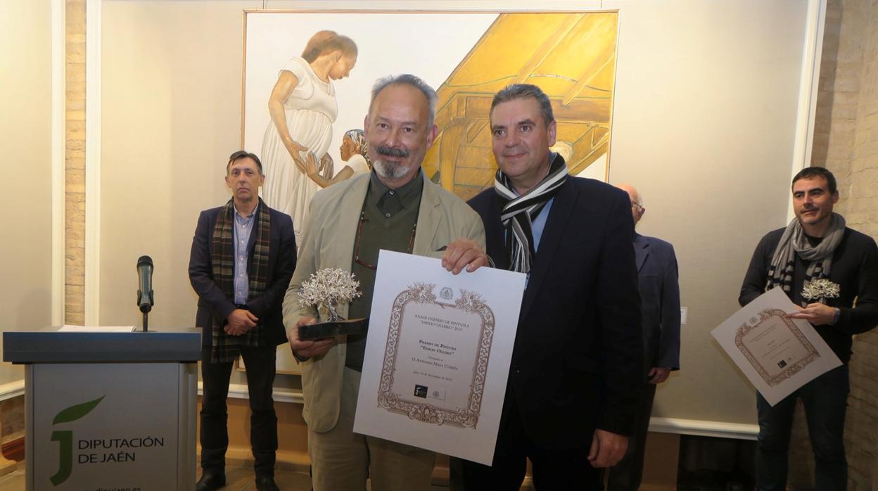 Antonio Maya, a la izquierda, ante el cuadro ganador