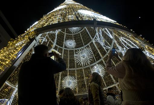 Interior del árbol de Navidad instalado en la Plaza de la Constitución