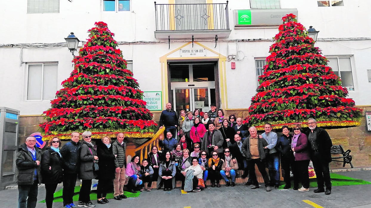 Grupo de emigrantes de Iznájar que han regresado a conmemorar el 50 aniversario del embalse