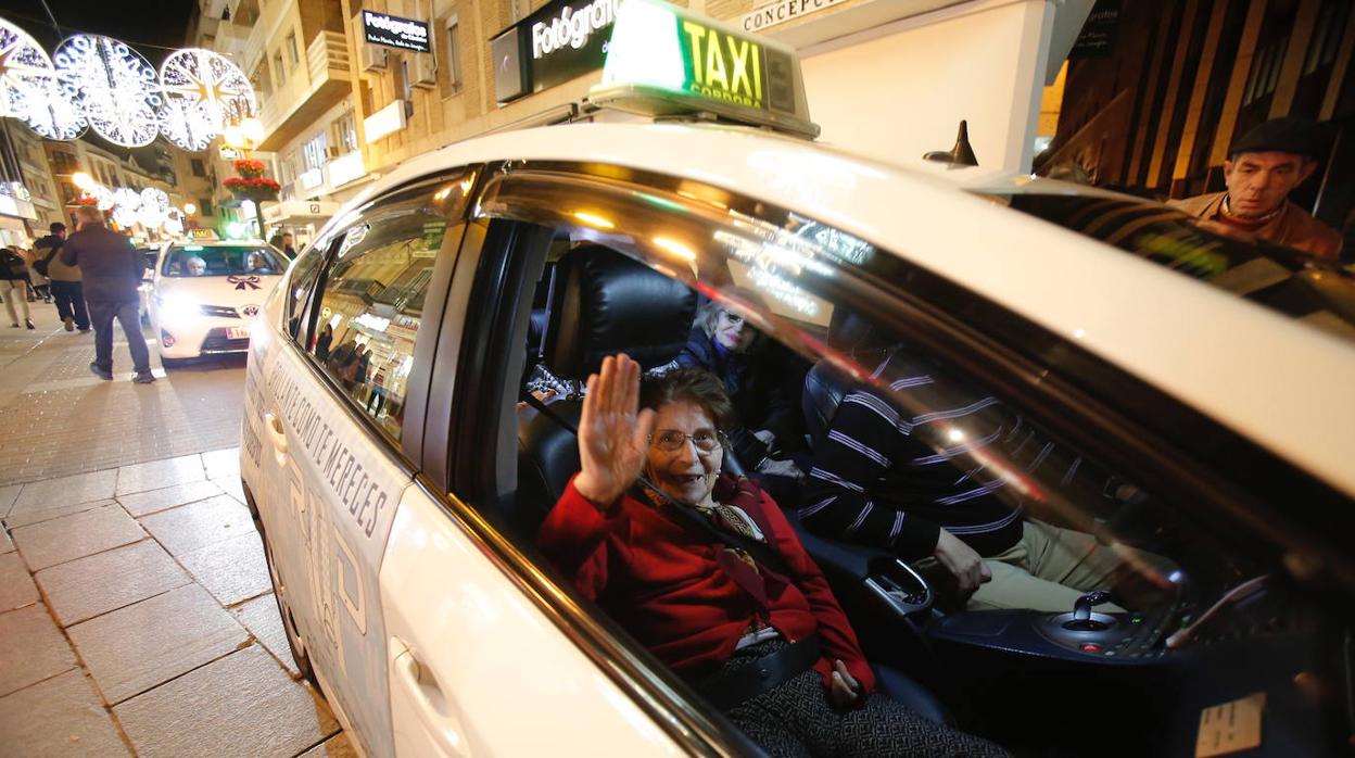 Una mujer disfruta del Paseo de la Ilusión ayer en Córdoba