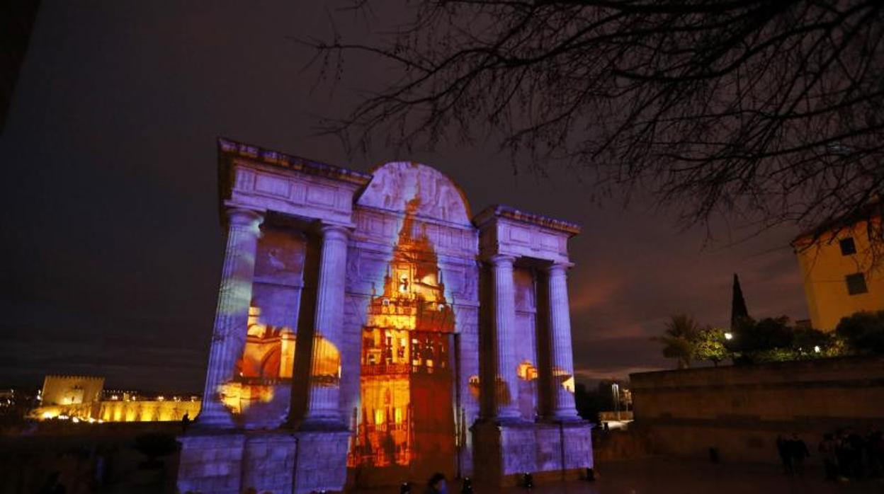 La Puerta del Puente, con iluminación especial por el 25 aniversario de la declaración de la Unesco