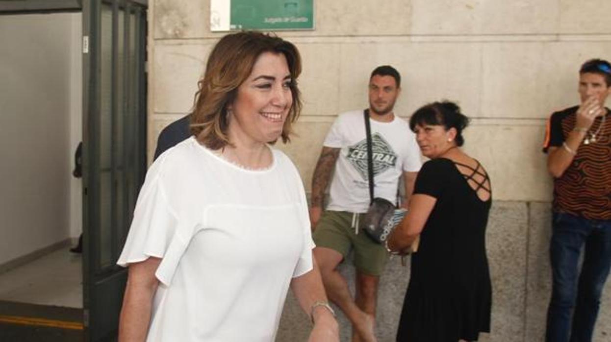 Susana Díaz a su salida de los Juzgados de Sevila tras declarar por teleconferencia