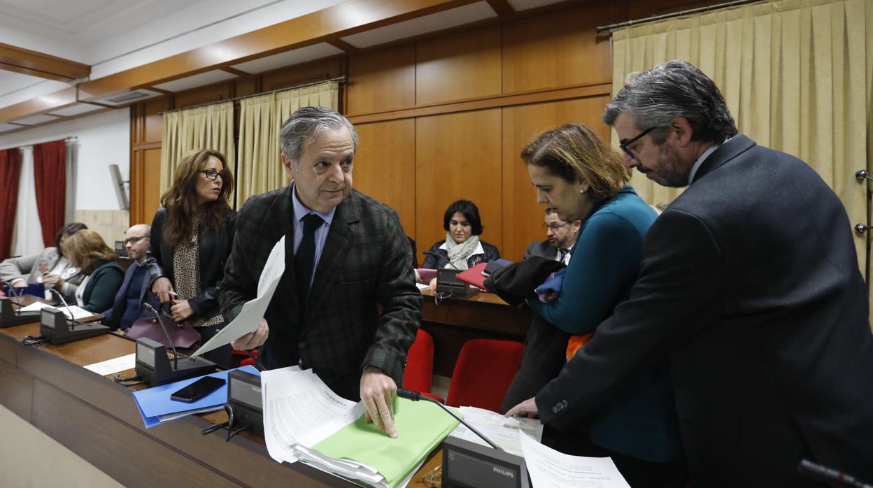 El edil de Hacienda, Salvador Fuentes, junto a concejales del PP en el Pleno