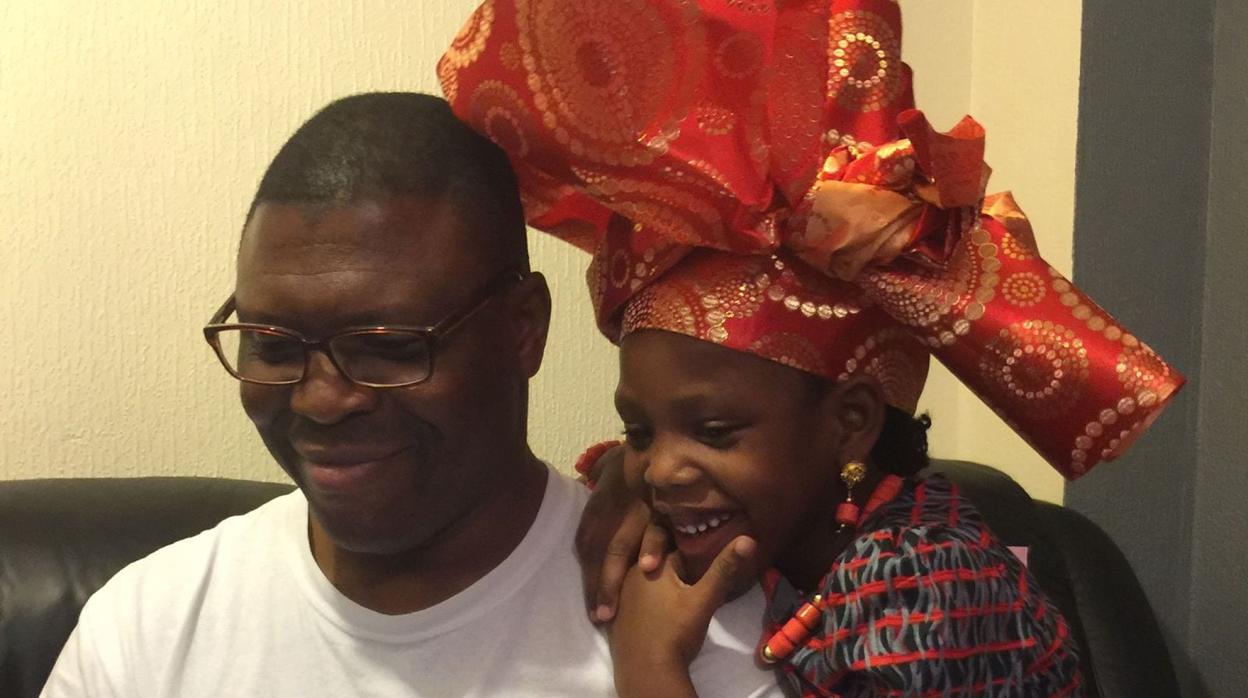Gabriel Diya, de 52 años, y su hija Comfort, de nueve