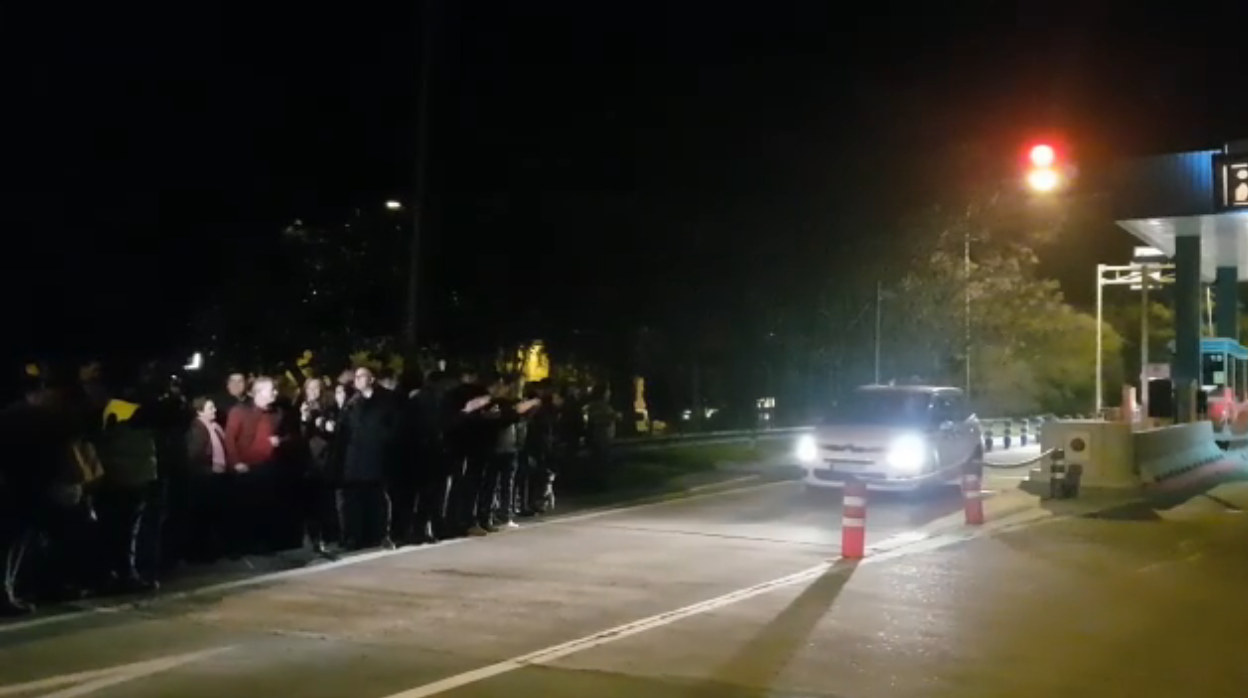 Primeros coches atravesando la AP-4 a la altura de Los Palacios