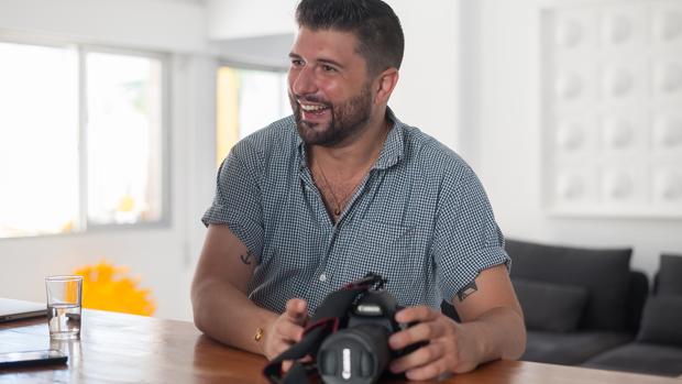 El fotógrafo malagueño que revolucionó la moda italiana con una gallina