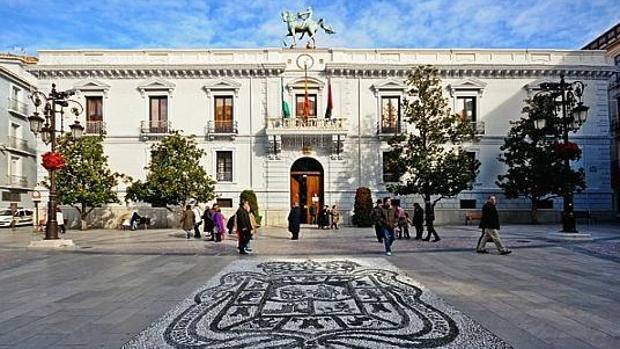 La plaza del Carmen de Granada se queda sin campanadas por un fallo eléctrico