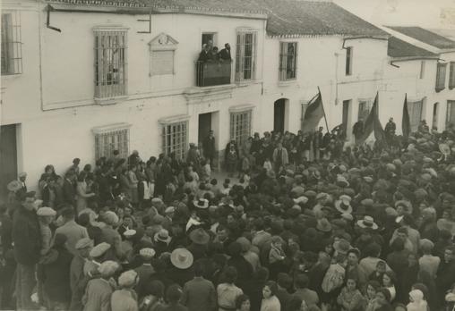 Imagen de 1932 donde se recrea desde el mismo balcón del pronunciamiento los hechos