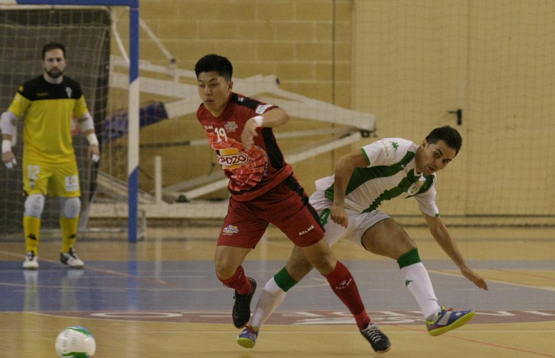 El pívot del Córdoba Patrimonio Kazuya Shimizu con la camiseta de ElPozo Murcia en Vista Alegre