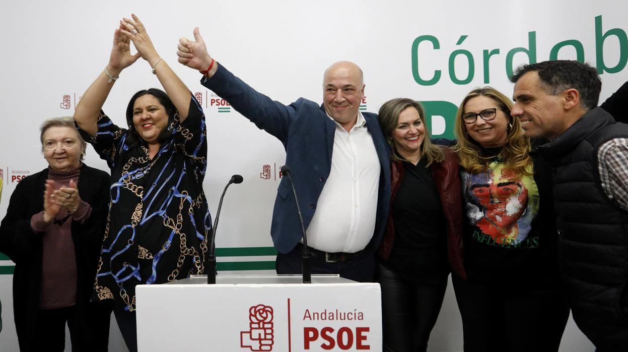 Antonio Ruiz, en el centro, en la celebración de los resultados electorales del PSOE