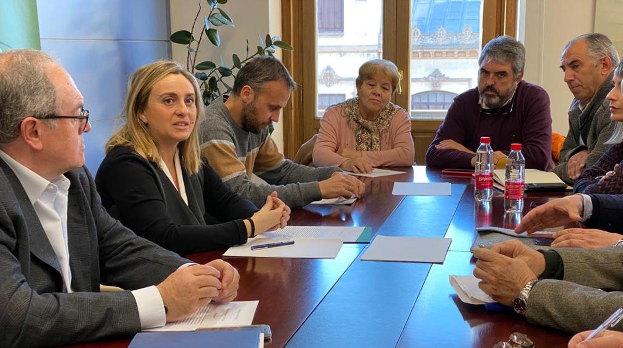 La consejera popular, Marifrán Carazo, a la izquierda, durante la reunión.