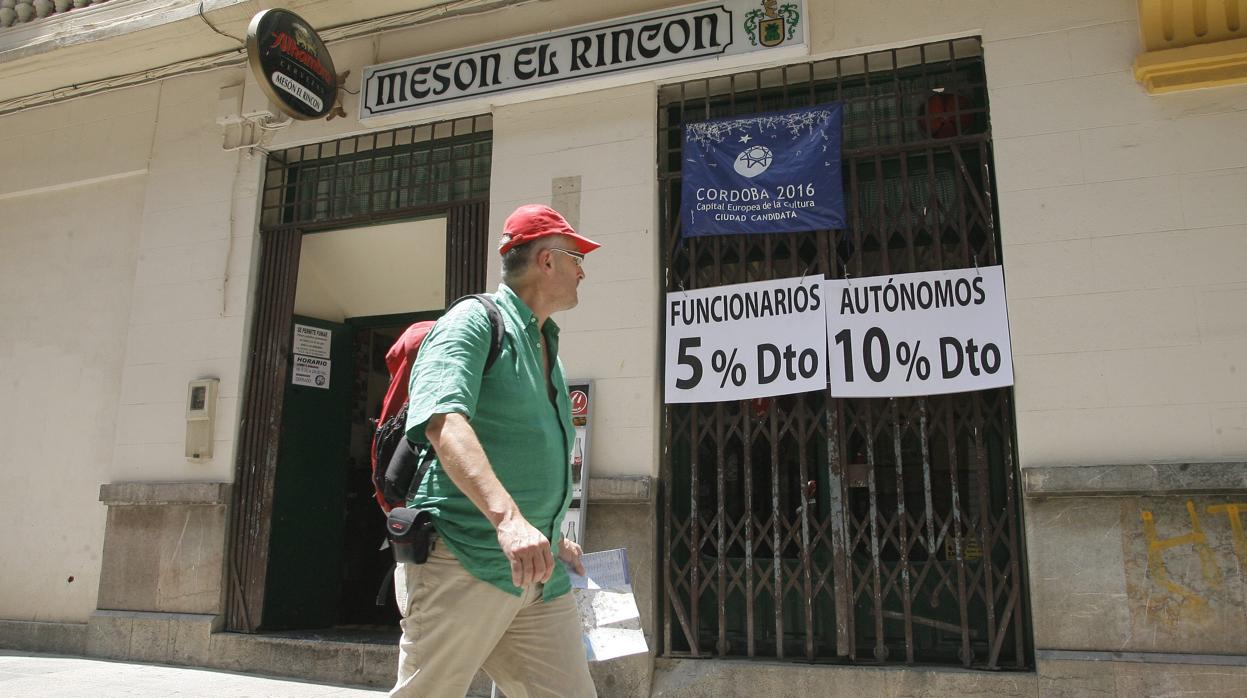 Exterior del Mesón El Rincón, en la calle María Cristina