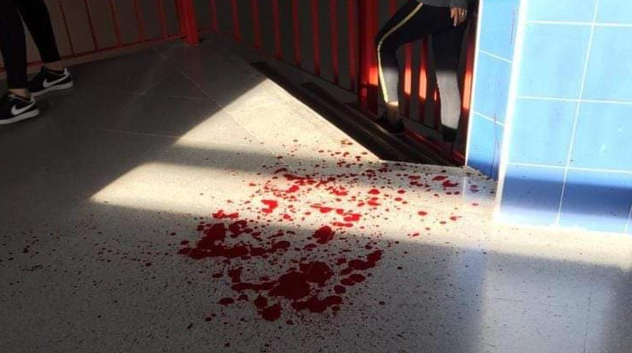Sangre en el suelo del instituo donde han producido los hechos