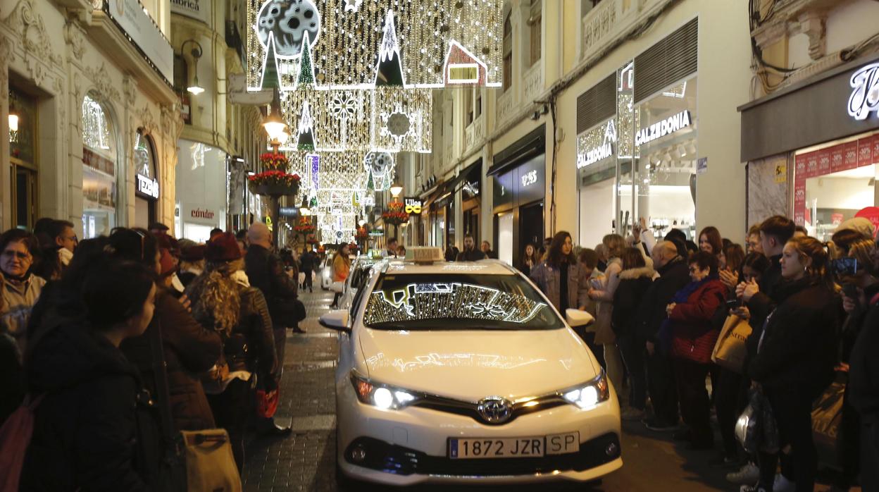 Un taxi por el centro de Córdoba durante el Paseo de la Ilusión