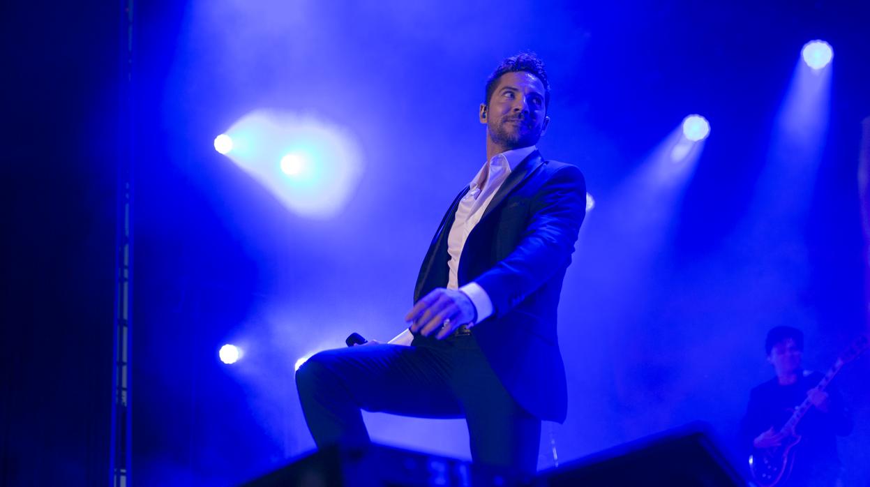 David Bisbal se dirige al público durante un concierto en Sevilla en 2018