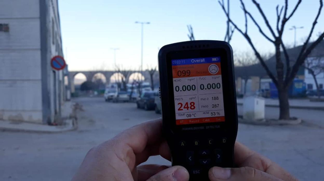 Medidor de la calidad del aire registra el nivel de partículas en una zona de Villanueva del Arzobispo