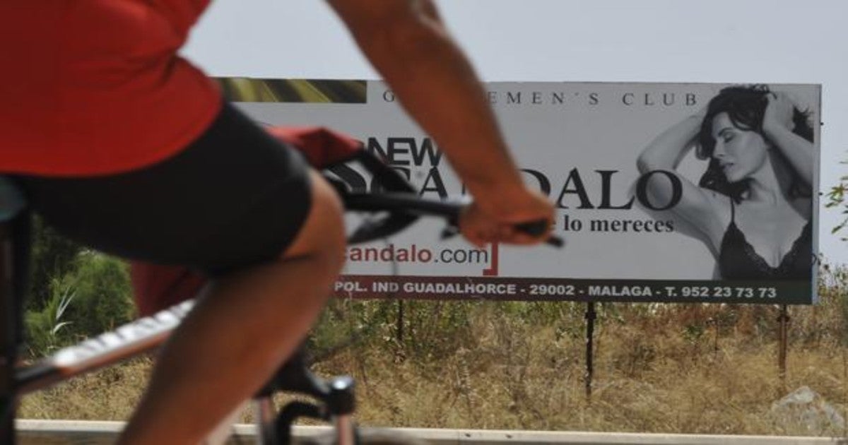 Valla publicitaria anunciando uno de los locales de Scandalo