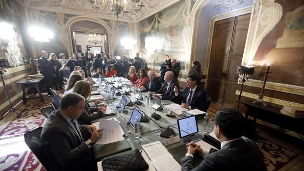El Gobierno de Pedro Sánchez provoca el primer cambio en la Junta de Juanma Moreno