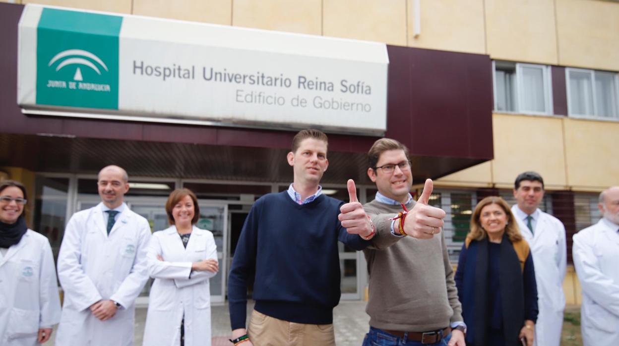 Dos pacientes trasplantados, junto a los directivos del hospital Reina Sofía de Córdoba