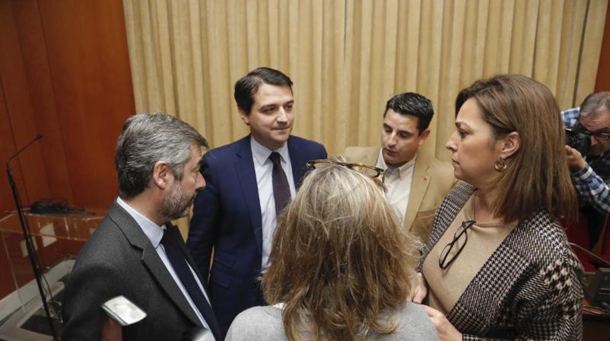 Portavoces de varios grupos municipales junto al alcalde en la última sesión del Pleno