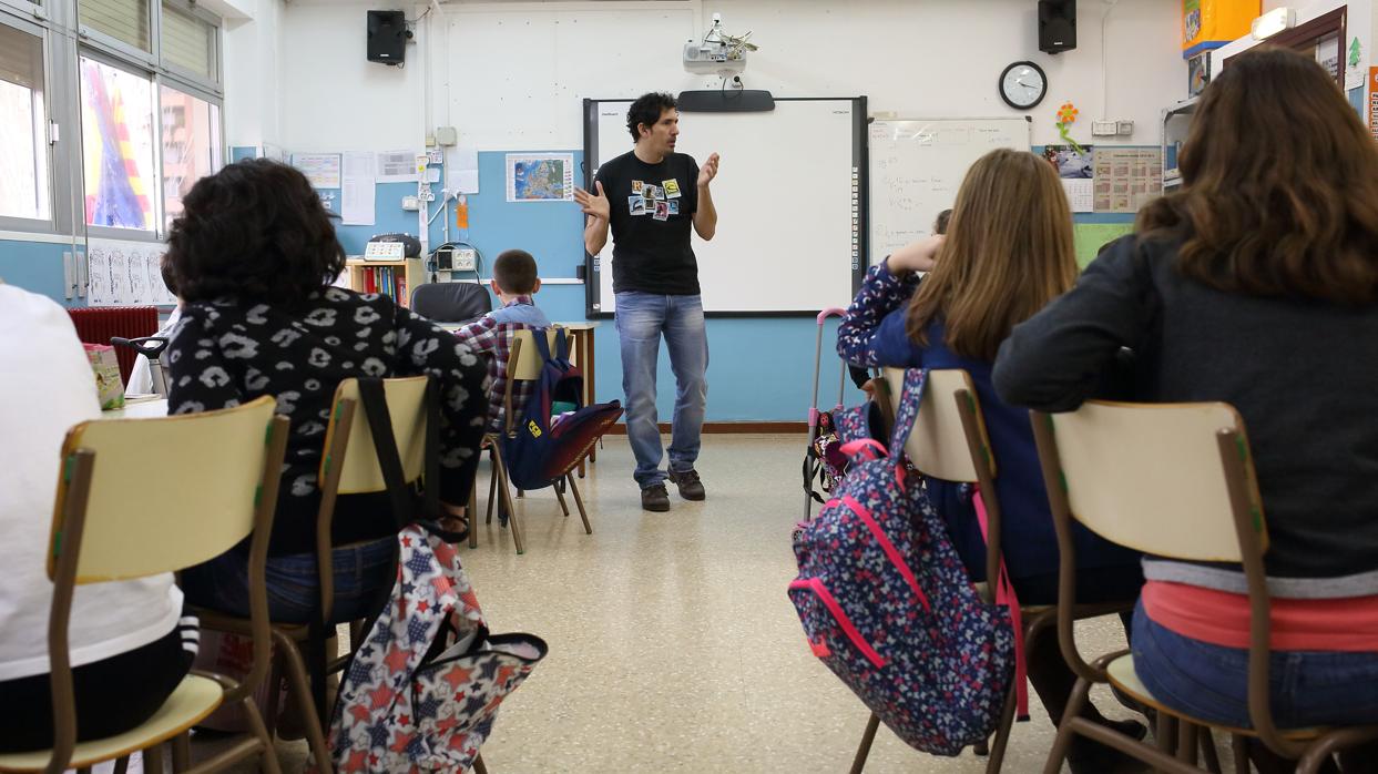 Un maestro de Primaria en un centro escolar