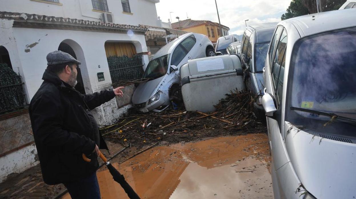 Vehículos amontonados en una de las calles del barrio