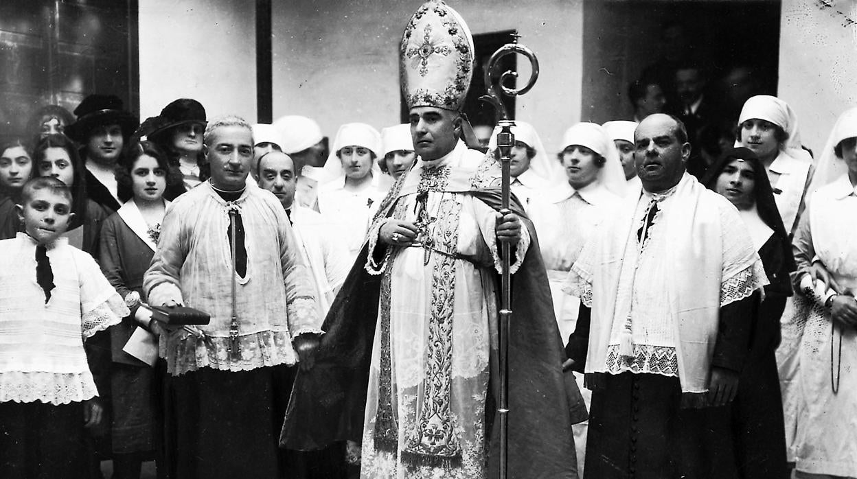 El obispo Pérez Muñoz bendiciendo La Casa del Niño, fundación de la Marquesa del Mérito