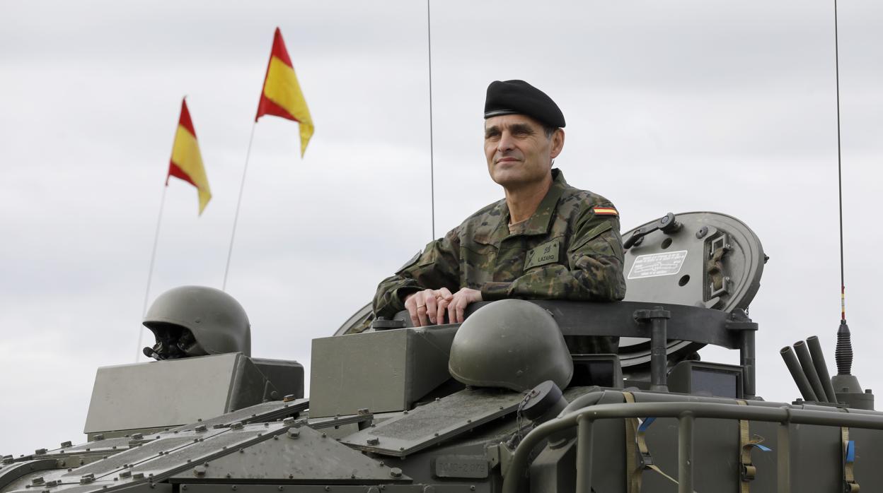 El general Aroldo Lázaro, en un carro de combate en Cerro Muriano