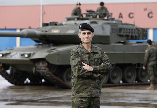 El general Aroldo Lázaro, en la base de la Brigada en Cerro Muriano