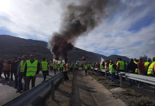 Hoguera de neumáticos en la A-4