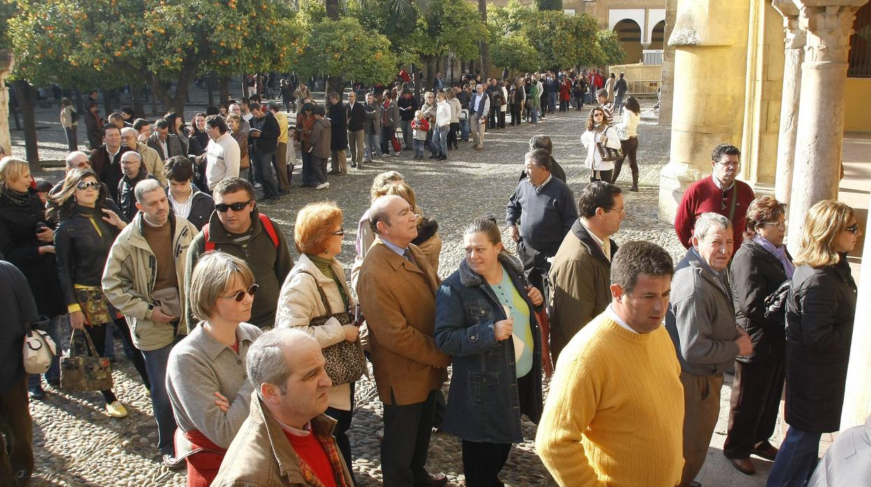 Colas para comprar entradas de la Mezquita-Catedral de Córdoba