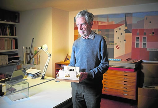 El arquitecto, en su despacho