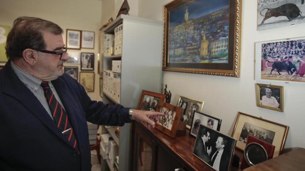 José Rodríguez de la Borbolla muestra algunas fotografías con Suárez y Pujol